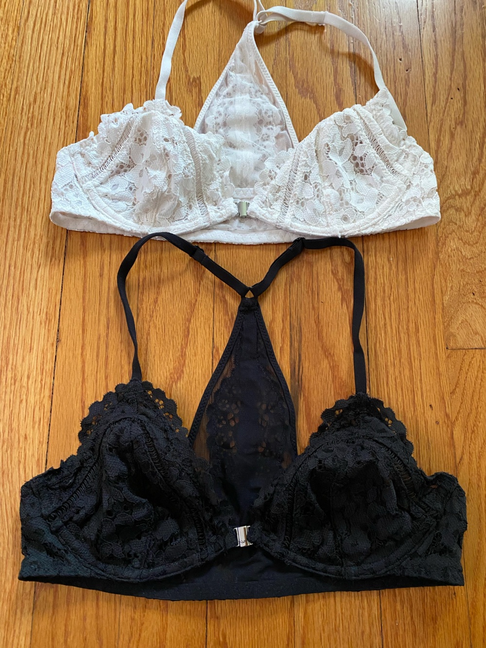 LOT NWOT 2 Victoria’s Secret Body by Victoria Unlined Plunge Bra 34B White Black